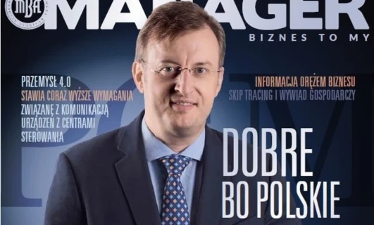 Osoba prowadząca biznes ubrana w formalne ubranie, w tym garnitur, krawat i marynarkę. Reklama forum przemysłowego w Karpaczu omawiającego kluczowe kwestie w europejskim przemyśle.