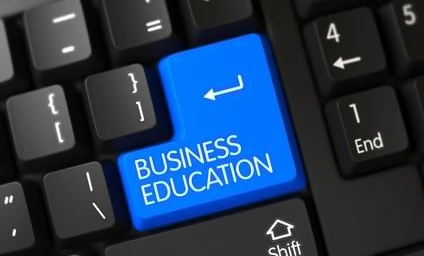 Tekst alternatywny obrazu: Klawiatura komputerowa, istotne urządzenie wejściowe dla sprzętu biurowego, prezentująca różne klawisze i funkcje do użytku w biznesie i edukacji.