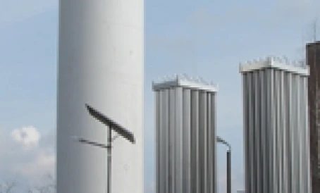 Zbiornik magazynowy wykonany z materiału kompozytowego w ustawieniu fabrycznym przemysłowym z rurami i maszynami. Inżynierskie cuda cylindrów i silosów w działaniu.