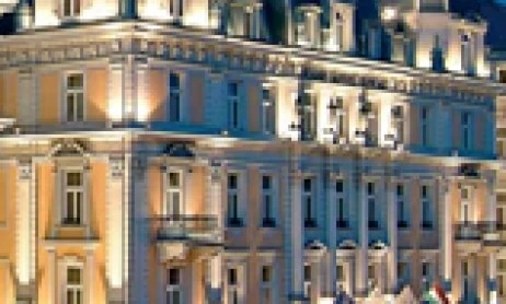 Luksusowy hotel i pałac świecący na tle nocnego nieba w ruchliwej metropolii. Doskonały na wystawny wieczór pod światłami miasta.