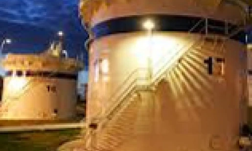 Zbliżone zdjęcie cylindra z złożonymi wzorami inżynieryjnymi, reprezentujące architekturę okrętową. Symbol 片 powtórzony na tle.