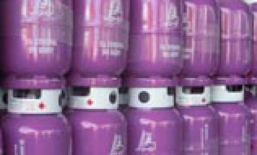 Zblilony na zdjęciu zbiornik magazynowy w kształcie cylindra wykonany z tworzywa sztucznego i stali, używany jako zbiornik paliwa w maszynie.