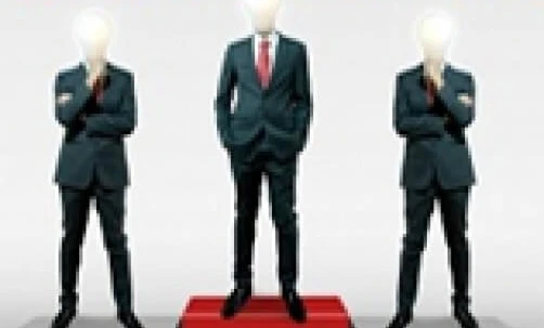 Pracownik umysłowy w spodniach garniturowych pracujący nad projektowaniem grafiki do reklamy. W tle wyróżniono Akcenty 2012. Biznesmen tworzący grafikę do projektu.